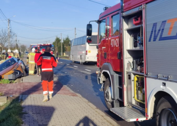 Wypadek autokaru z dziećmi pod Opocznem. Rozbita osobówka w rowie