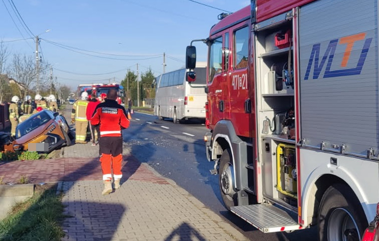 Wypadek autokaru z dziećmi pod Opocznem. Rozbita osobówka w rowie