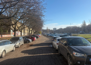 Dziki parking na placu Zwycięstwa w Łodzi