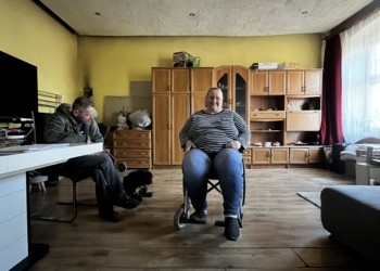Przeszła dwa udary i porusza się na wózku inwalidzkim. Od sześciu lat czeka na nowe mieszkanie