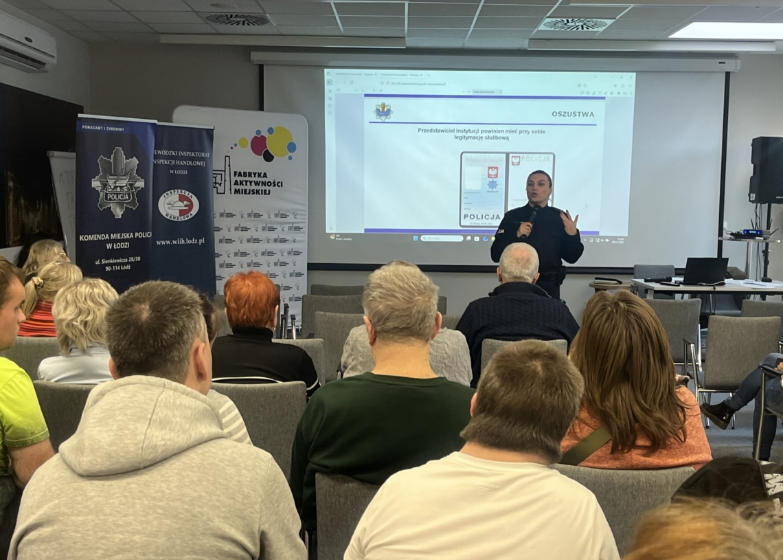 Seniorzy uczyli się, jak robić bezpieczne zakupy na Black Friday. "Wiele rzeczy się dowiedziałam"