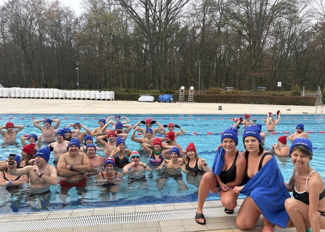 Sezon morsowania w Łodzi rozpoczęty! Aquapark Fala pełen miłośników zimnych kąpieli [ZDJĘCIA]