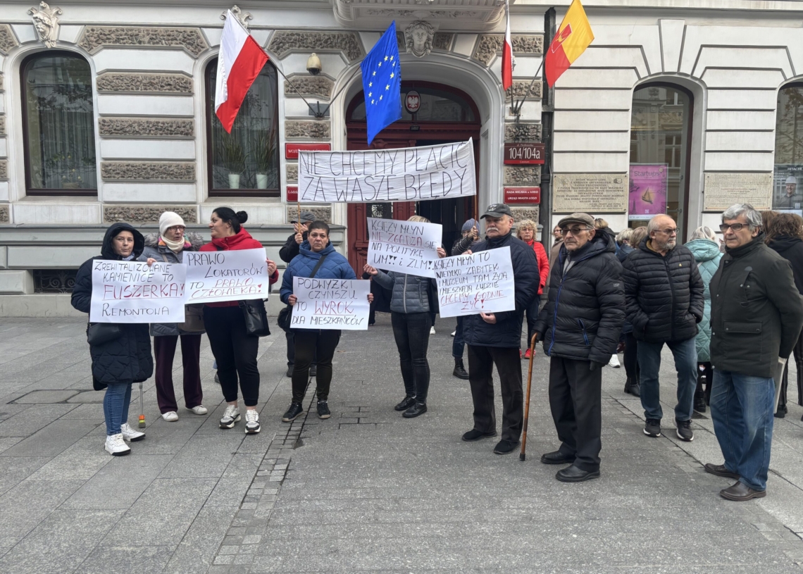 Protest Łódzkiego Stowarzyszenia Lokatorów pod magistratem. Domagają się lepszej sytuacji mieszkaniowej