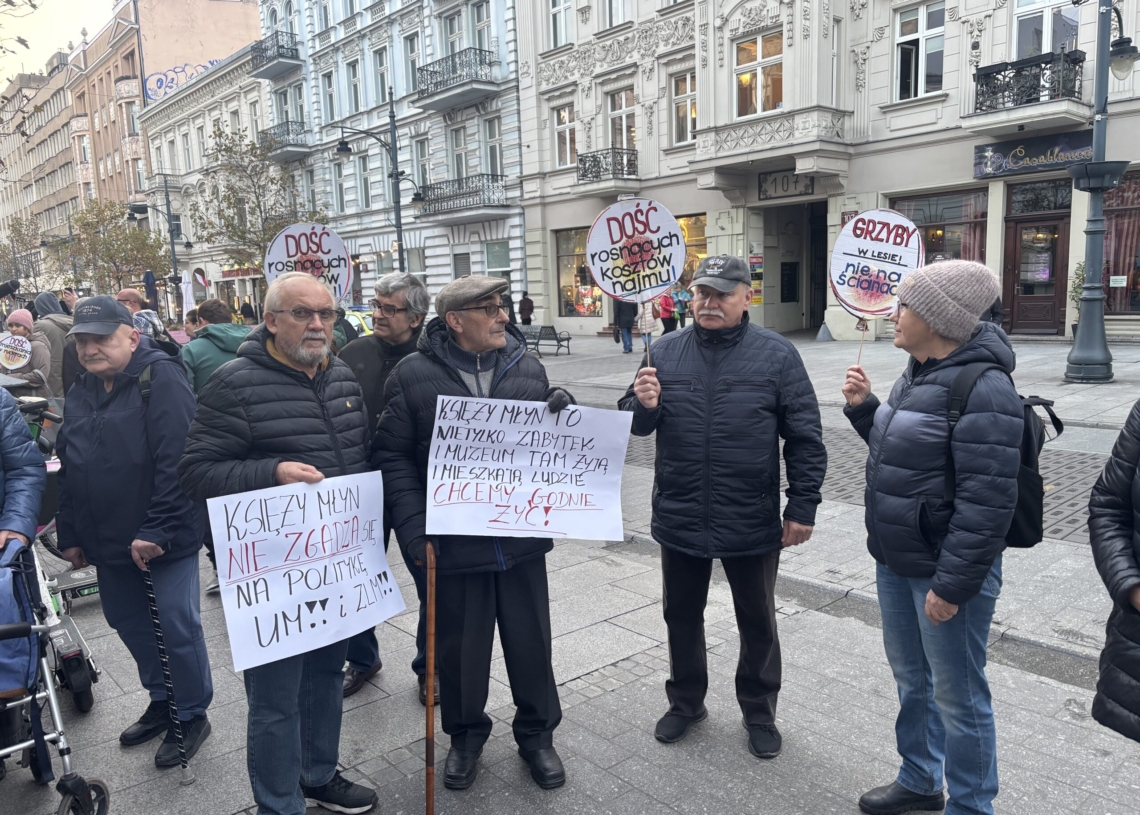 Protest Łódzkiego Stowarzyszenia Lokatorów pod magistratem. Domagają się lepszej sytuacji mieszkaniowej