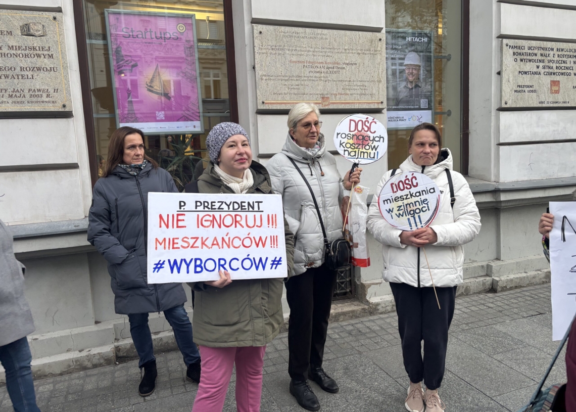 Protest Łódzkiego Stowarzyszenia Lokatorów pod magistratem. Domagają się lepszej sytuacji mieszkaniowej
