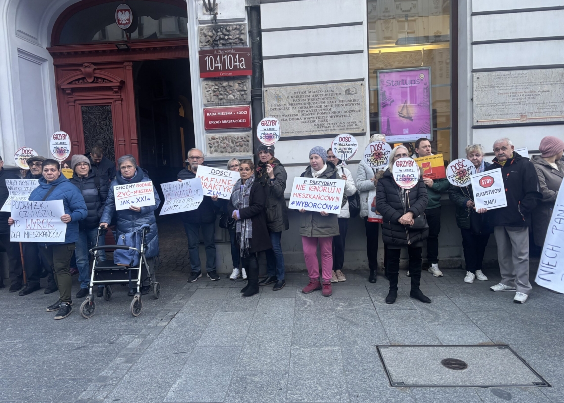 Protest Łódzkiego Stowarzyszenia Lokatorów pod magistratem. Domagają się lepszej sytuacji mieszkaniowej