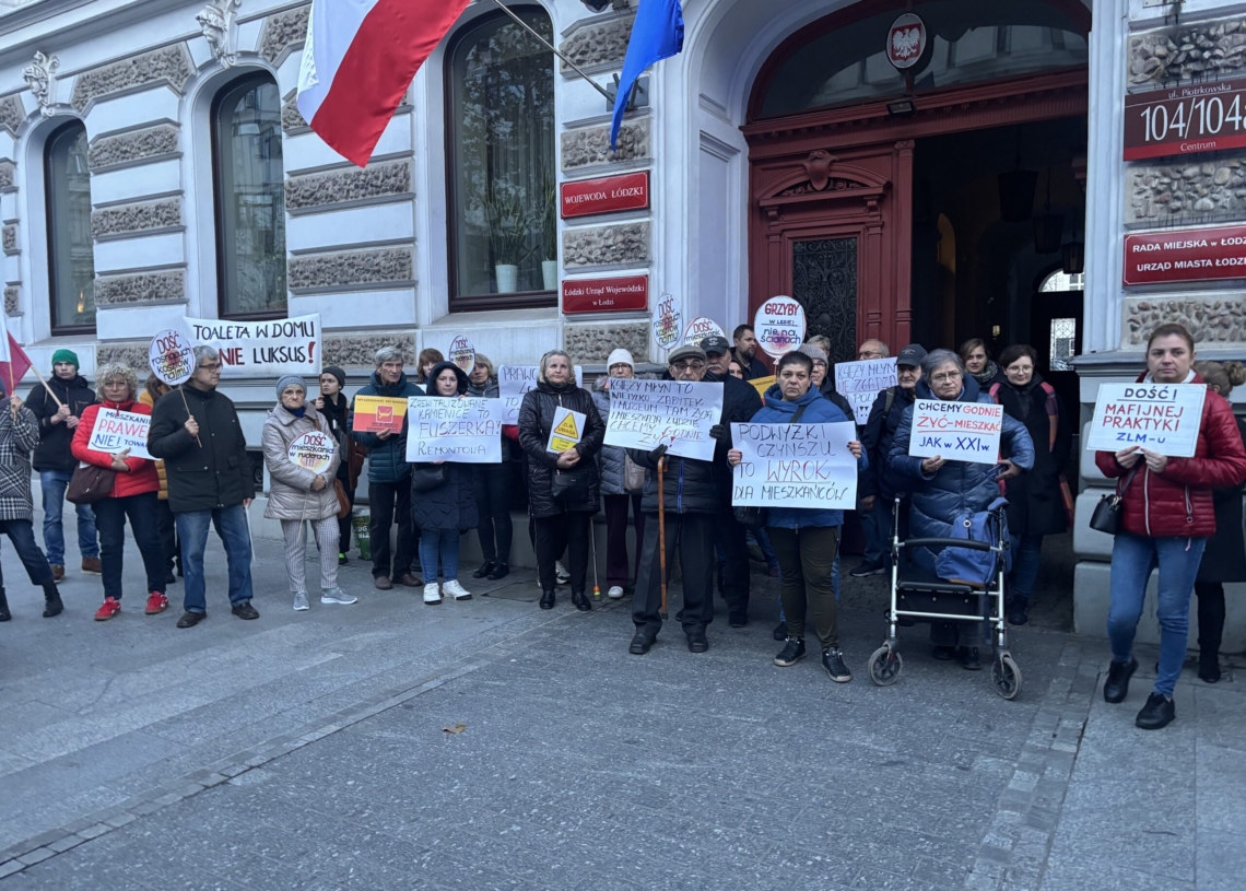 Protest Łódzkiego Stowarzyszenia Lokatorów pod magistratem. Domagają się lepszej sytuacji mieszkaniowej
