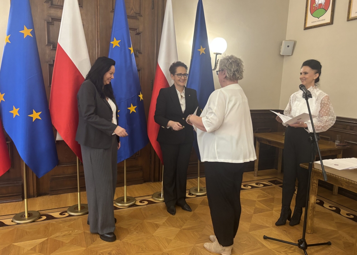 Nowi pracownicy łódzkiej służby cywilnej. 30 osób ukończyło służbę przygotowawczą