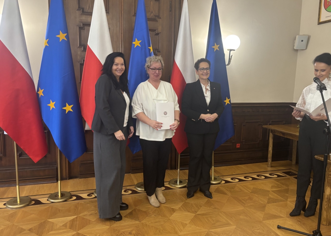 Nowi pracownicy łódzkiej służby cywilnej. 30 osób ukończyło służbę przygotowawczą