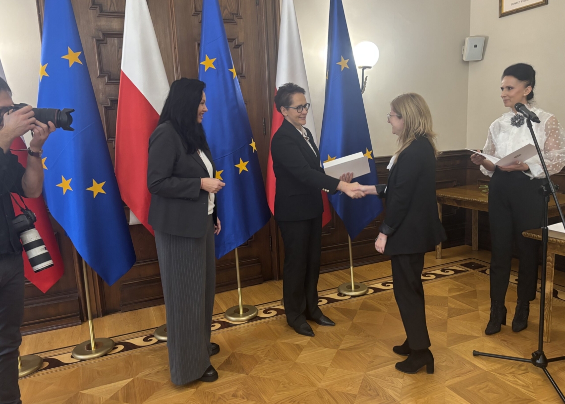 Nowi pracownicy łódzkiej służby cywilnej. 30 osób ukończyło służbę przygotowawczą