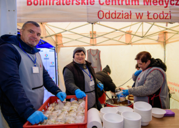 IX Światowy Dzień Ubogich pod łódzką katedrą. Potrzebujący otrzymują ciepły posiłek i wsparcie