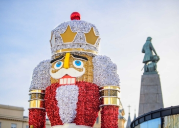 Piotrkowska przygotowuje się na święta. Domek Świętego Mikołaja, świetlne iluminacje i dziadek do orzechów