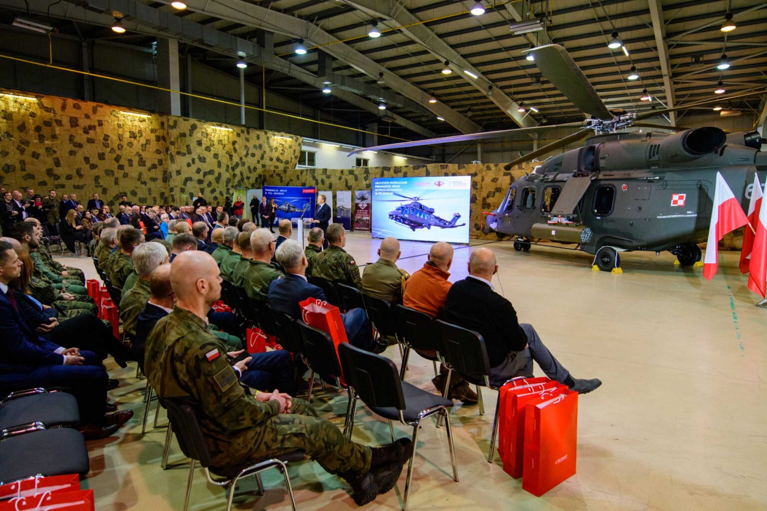 Pierwszy polski AW149 w bazie w Glinniku fot Sebastian Szwajkowski 10