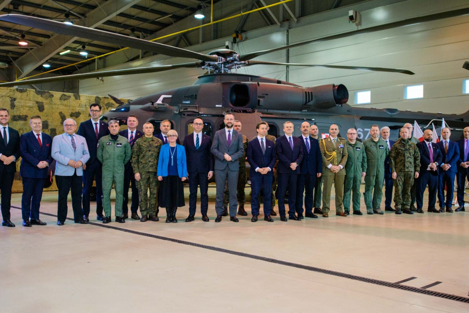 Pierwszy polski AW149 w bazie w Glinniku fot Sebastian Szwajkowski 12