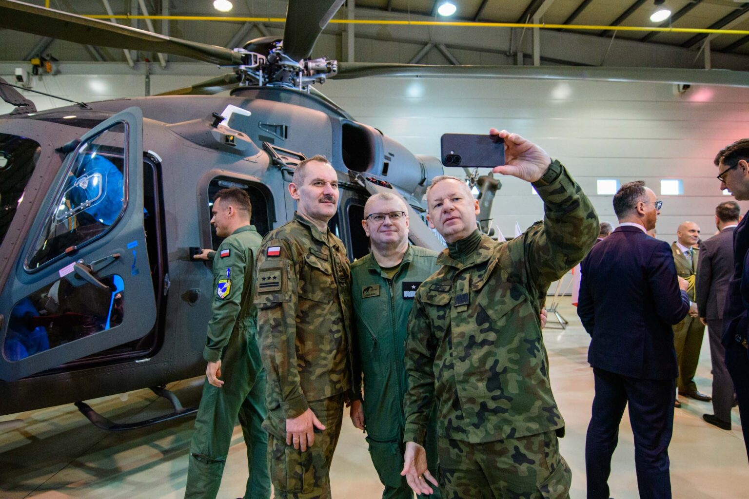 Pierwszy polski AW149 w bazie w Glinniku fot Sebastian Szwajkowski 18