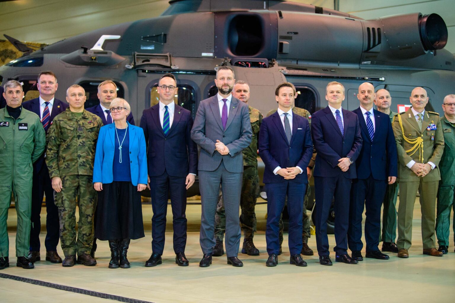 Pierwszy polski AW149 w bazie w Glinniku fot Sebastian Szwajkowski 41