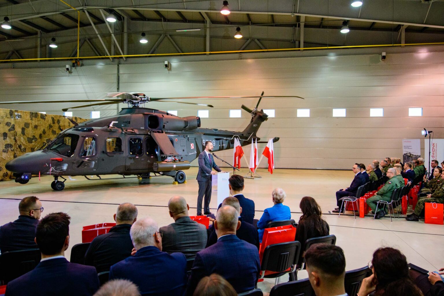 Pierwszy polski AW149 w bazie w Glinniku fot Sebastian Szwajkowski 9