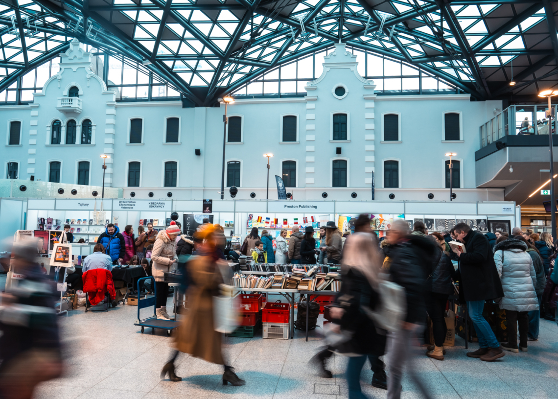 Łódzkie Targi Książki 2025 – święto literatury  i sztuki na Dworcu Łódź Fabryczna