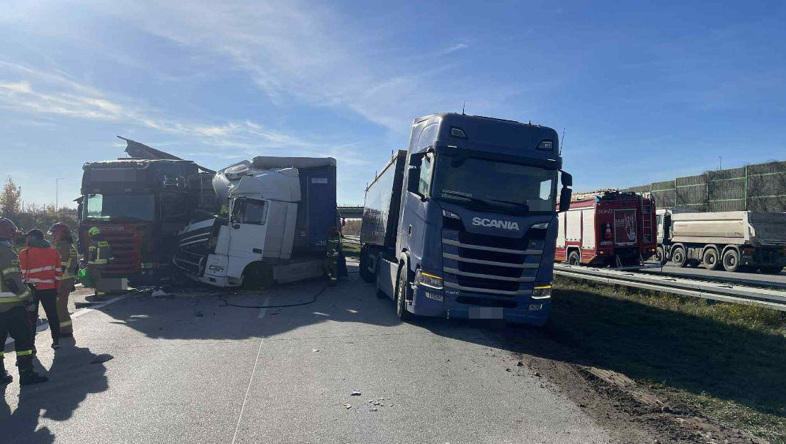 Autostrada A1 zablokowana. Rozbite dwie ciężarówki