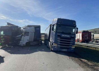Autostrada A1 zablokowana. Rozbite dwie ciężarówki