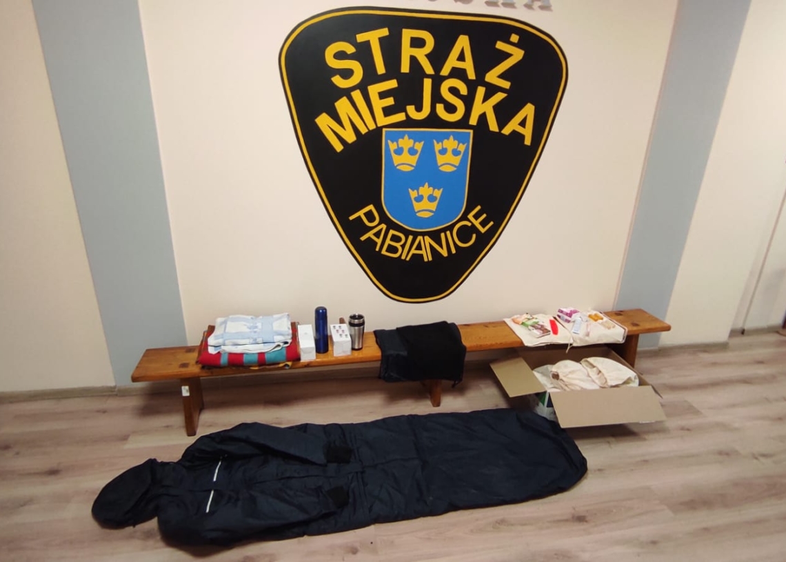 Straż Miejska w Pabianicach przygotowana na pomoc bezdomnym zimą. Pozyskali dla nich artykuły pierwszej potrzeby