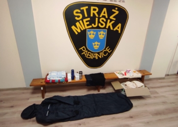 Straż Miejska w Pabianicach przygotowana na pomoc bezdomnym zimą. Pozyskali dla nich artykuły pierwszej potrzeby