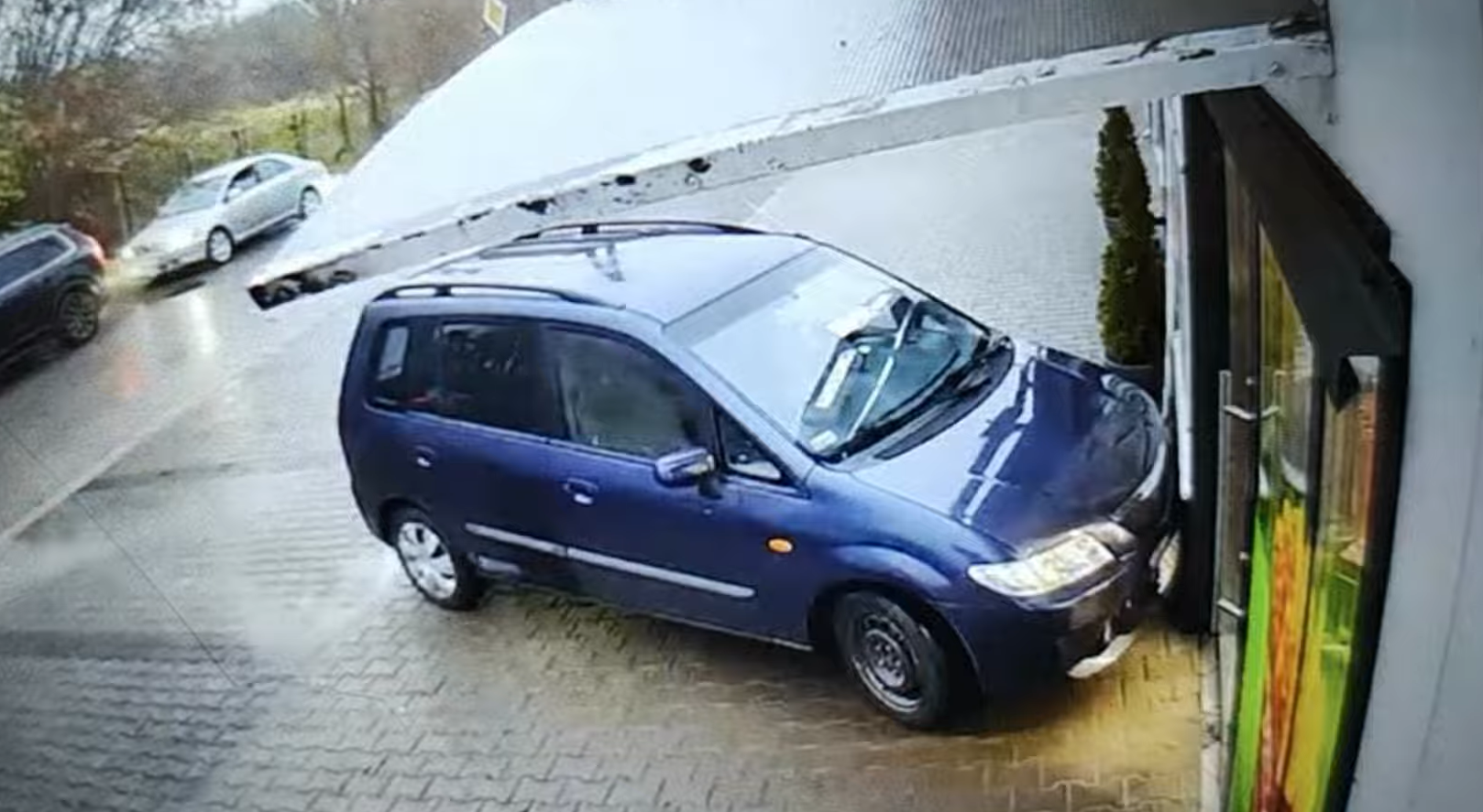 Radomsko: 26-latek pomylił biegi i wjechał w sklep. Był kompletnie pijany