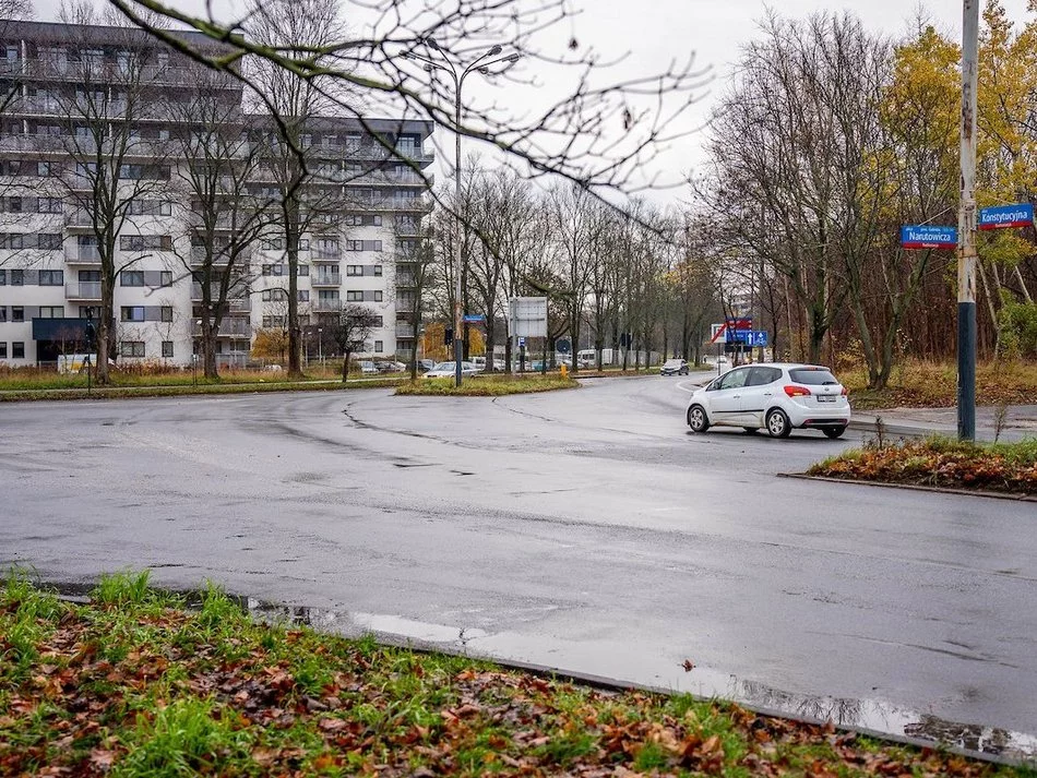 Mieszkańcy Radiostacji chcą zmian na Konstytucyjnej. Chodzi o parkowanie