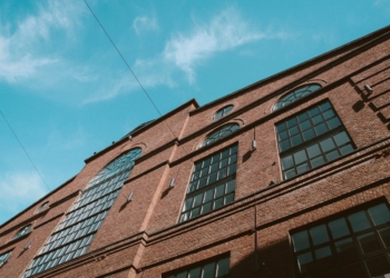Jak Łódź wykorzystuje swój potencjał postindustrialny? Inwestycja w rewitalizowane nieruchomości komercyjne a stopa zwrotu