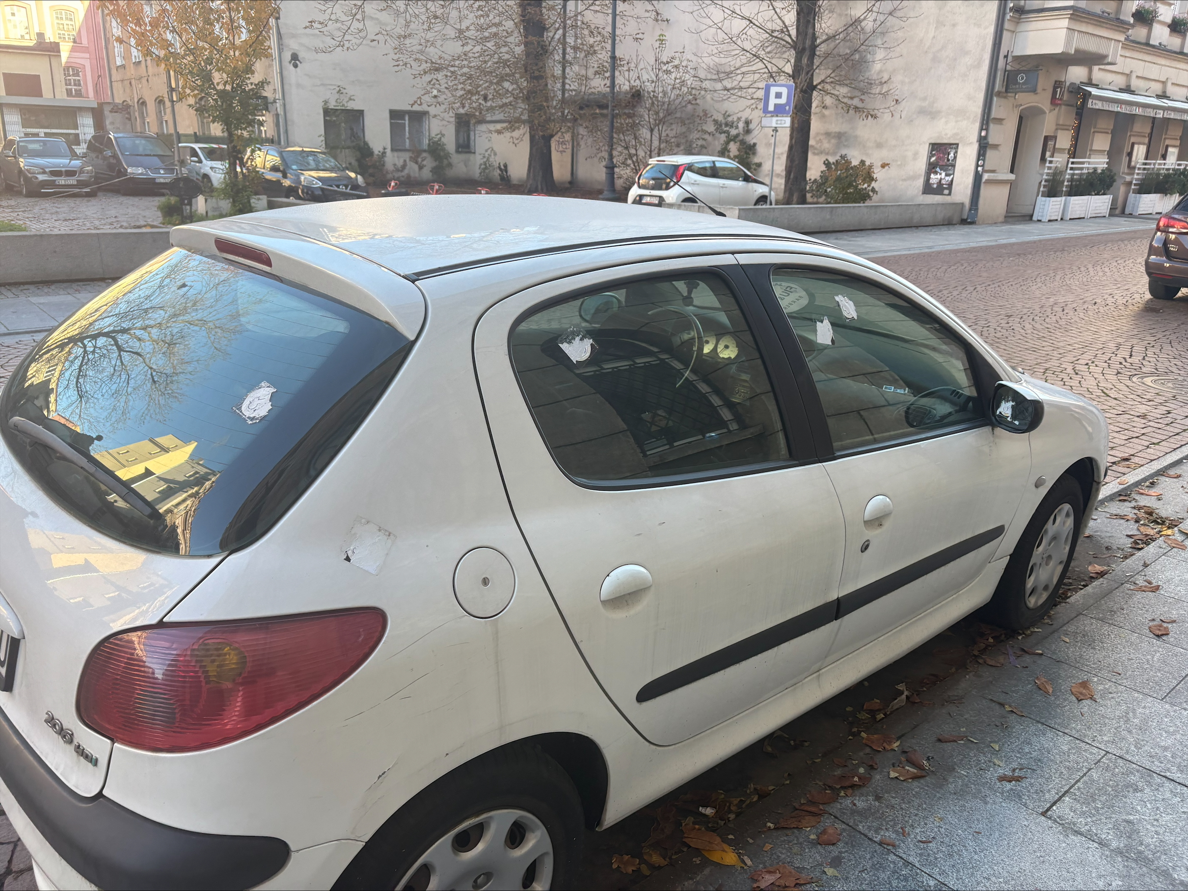 Porzucony samochód na 6 Sierpnia wciąż nieruszony. Ma nie stanowić zagrożenia dla ruchu drogowego