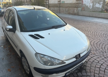 Porzucony samochód na 6 Sierpnia wciąż nieruszony. Ma nie stanowić zagrożenia dla ruchu drogowego