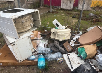 Zaśmiecona ulica w centrum Łodzi. "Śmieci są tu cały czas"