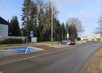 W Aleksandrowie Łódzkim powstał nowy parking. Miejsc do parkowania nadal brakuje/ fot. Adam Łużyński
