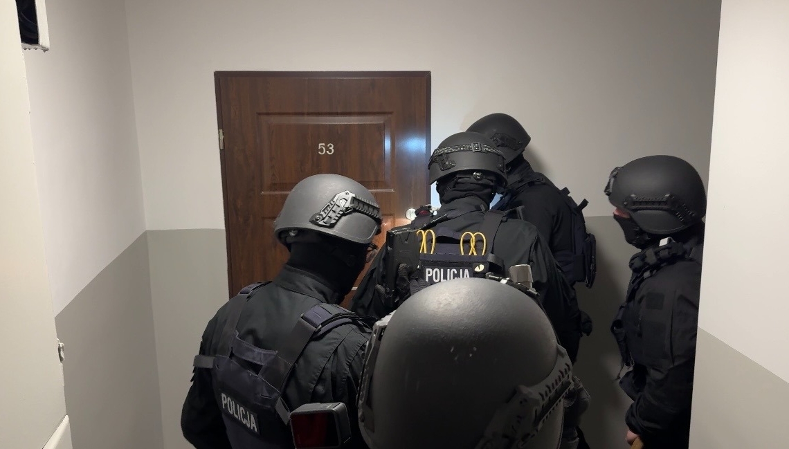 Obiecywali miłość, sprzedawali kobiety. Policja z Łodzi rozbiła gang „loverboyów”