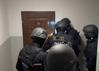Obiecywali miłość, sprzedawali kobiety. Policja z Łodzi rozbiła gang „loverboyów”