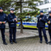Łódzka policja znów przyozdobiła choinkę przed komendą odblaskami. "Mogą nawet uratować nam życie"