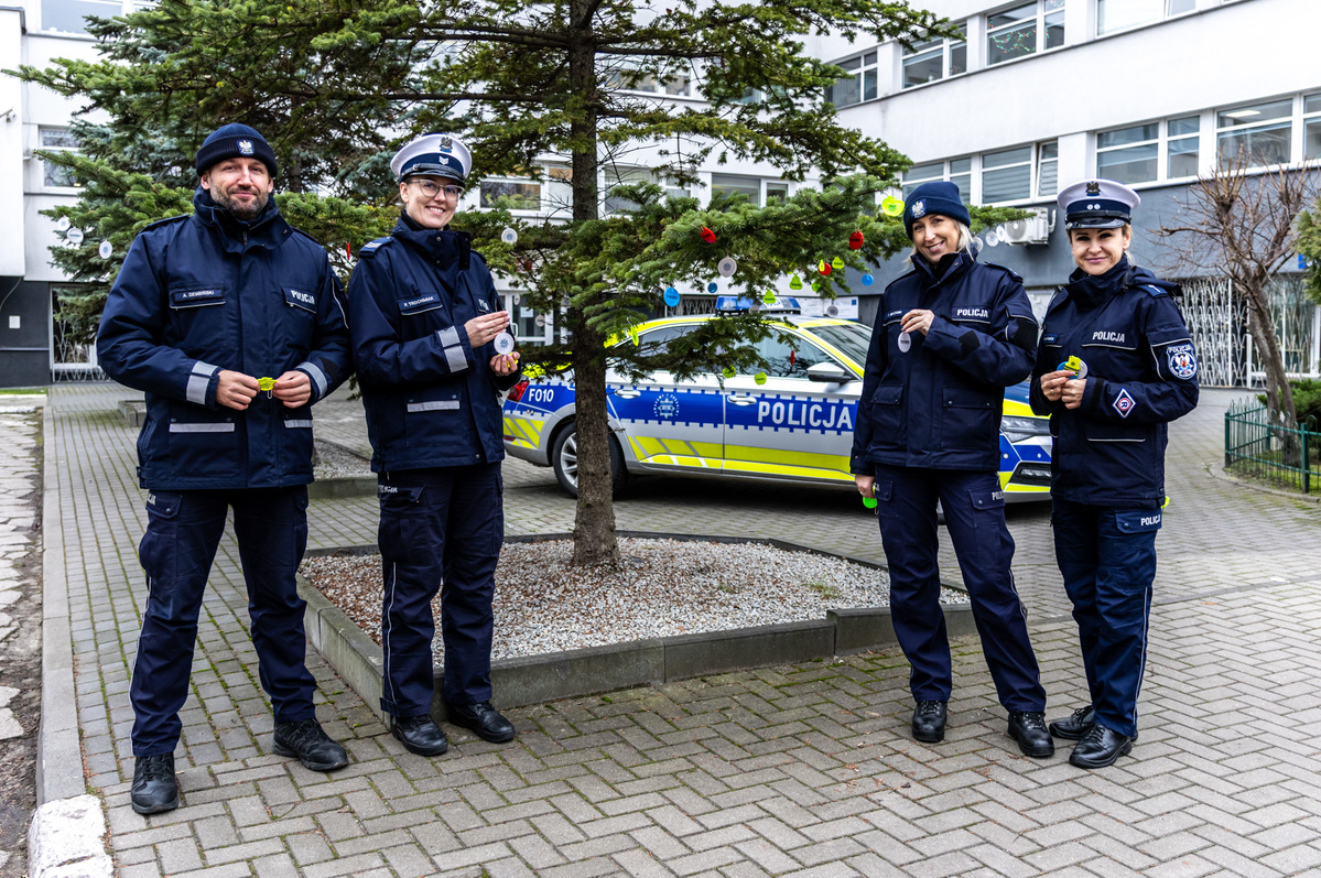 Łódzka policja znów przyozdobiła choinkę przed komendą odblaskami. "Mogą nawet uratować nam życie"