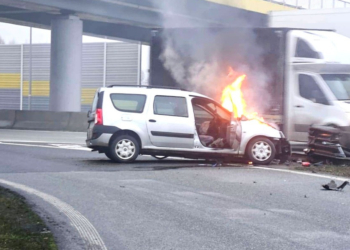 Płonący samochód na S8. Policjanci uratowali kierowcę