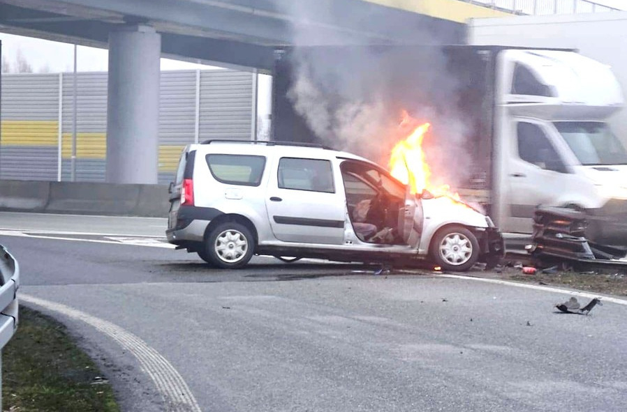 Płonący samochód na S8. Policjanci uratowali kierowcę 1 Płonący samochód na S8. Policjanci uratowali kierowcę