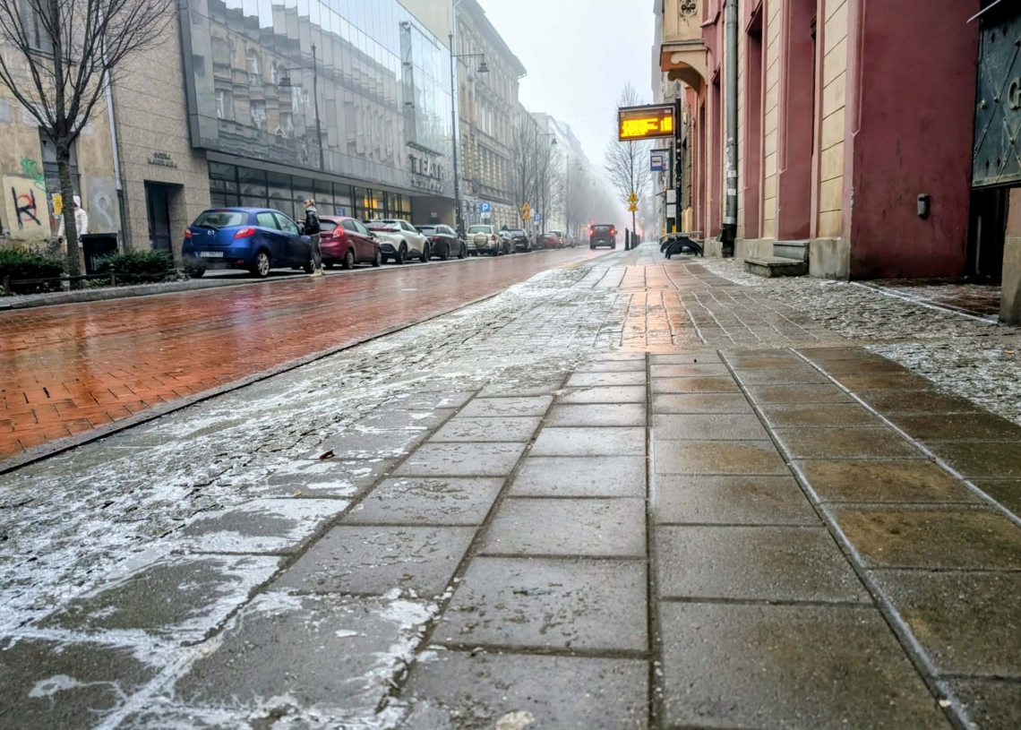 Na drogach i chodnikach w regionie nadal niebezpiecznie