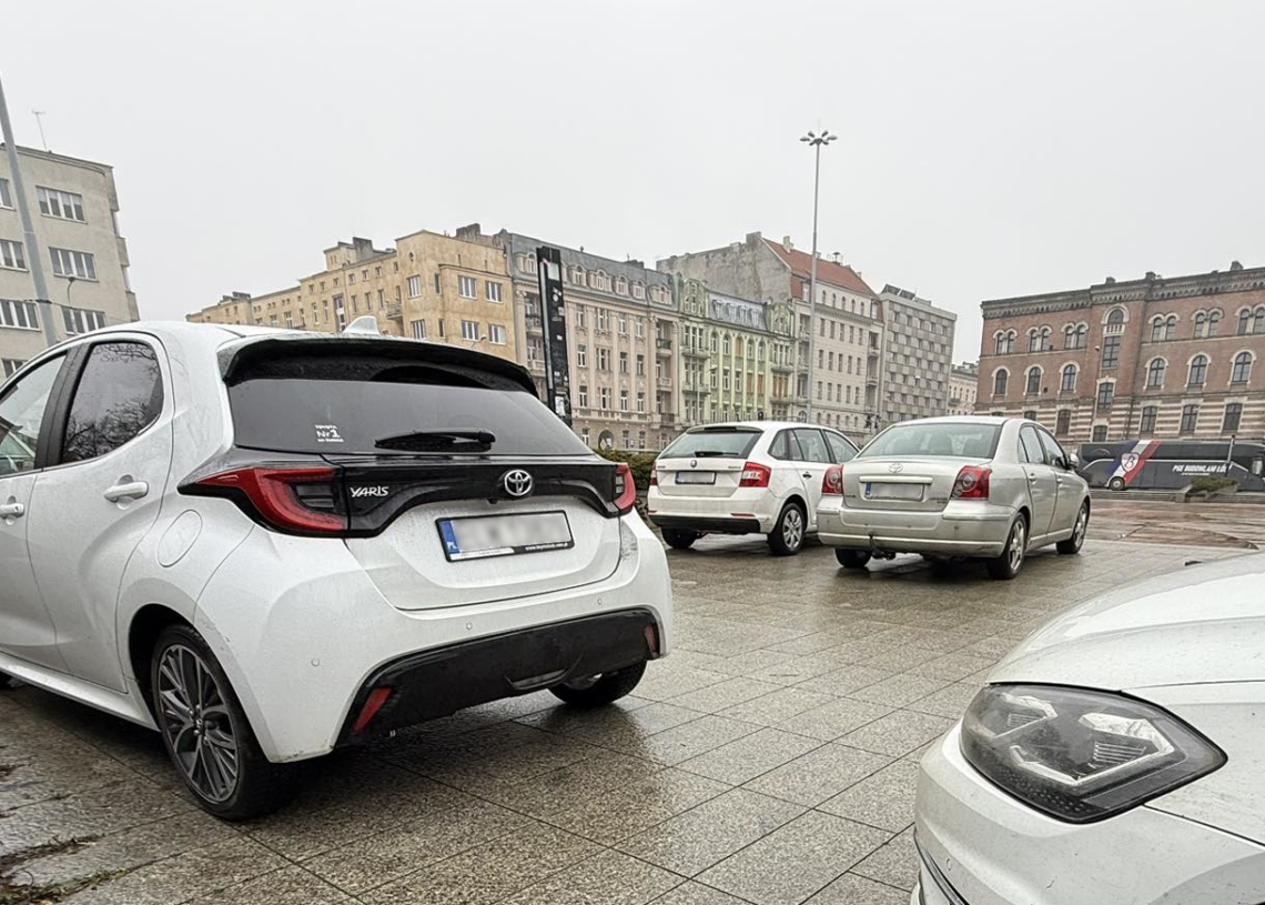 Dziki parking na placu Dąbrowskiego. Straż miejska bezradna, a problem zniknie dopiero po remoncie 1 Dziki parking na placu Dąbrowskiego. Straż miejska bezradna, a problem zniknie dopiero po remoncie