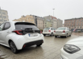 Dziki parking na placu Dąbrowskiego. Straż miejska bezradna, a problem zniknie dopiero po remoncie 1 Dziki parking na placu Dąbrowskiego. Straż miejska bezradna, a problem zniknie dopiero po remoncie