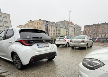 Dziki parking na placu Dąbrowskiego. Straż miejska bezradna, a problem zniknie dopiero po remoncie