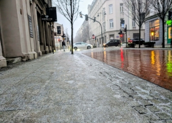 Ślisko na drogach i chodnikach! Kolejki na izbie przyjęć i intensywne działania służb 1 Ślisko na drogach i chodnikach! Kolejki na izbie przyjęć i intensywne działania służb