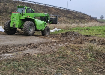 Zakończono usuwanie nielegalnie porzuconych świetlówek w Anielinie. Prokuratura jednak wciąż zajmuje się sprawą