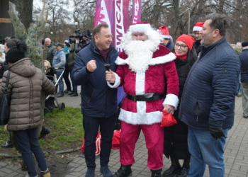 Lewica rozdawała choinki na Górniaku. Nie zabrakło tematu wolnej Wigilii [ZDJĘCIA]