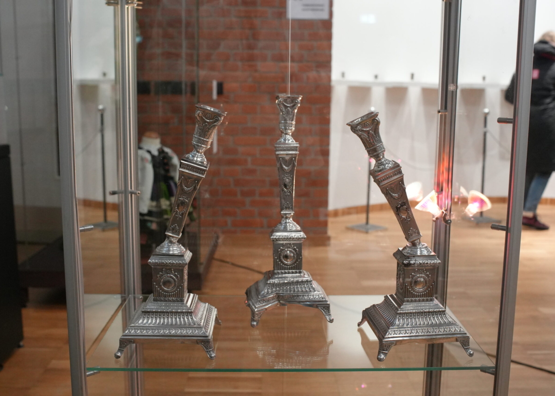 Wyjątkowe historyczne przedmioty odnalezione w kamienicy przy Północnej w Łodzi. "Skarby społeczności żydowskiej"