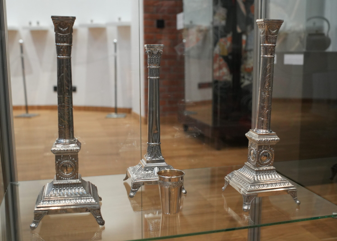 Wyjątkowe historyczne przedmioty odnalezione w kamienicy przy Północnej w Łodzi. "Skarby społeczności żydowskiej"