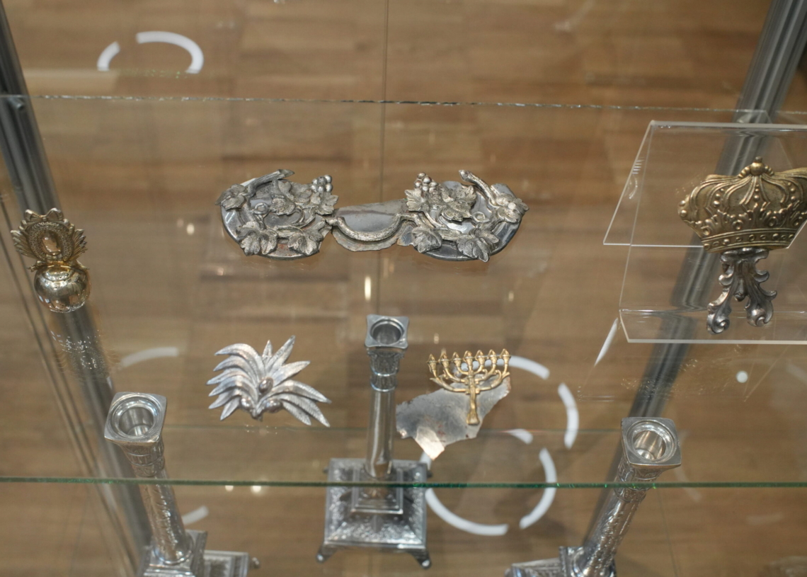 Wyjątkowe historyczne przedmioty odnalezione w kamienicy przy Północnej w Łodzi. "Skarby społeczności żydowskiej"