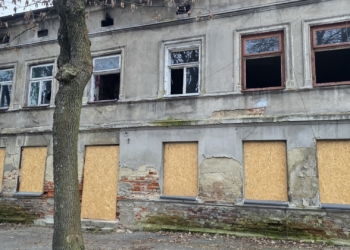 Pustostan przy Wiejskiej zabezpieczony. Piotrków reaguje na pożary i dzikie wysypisko